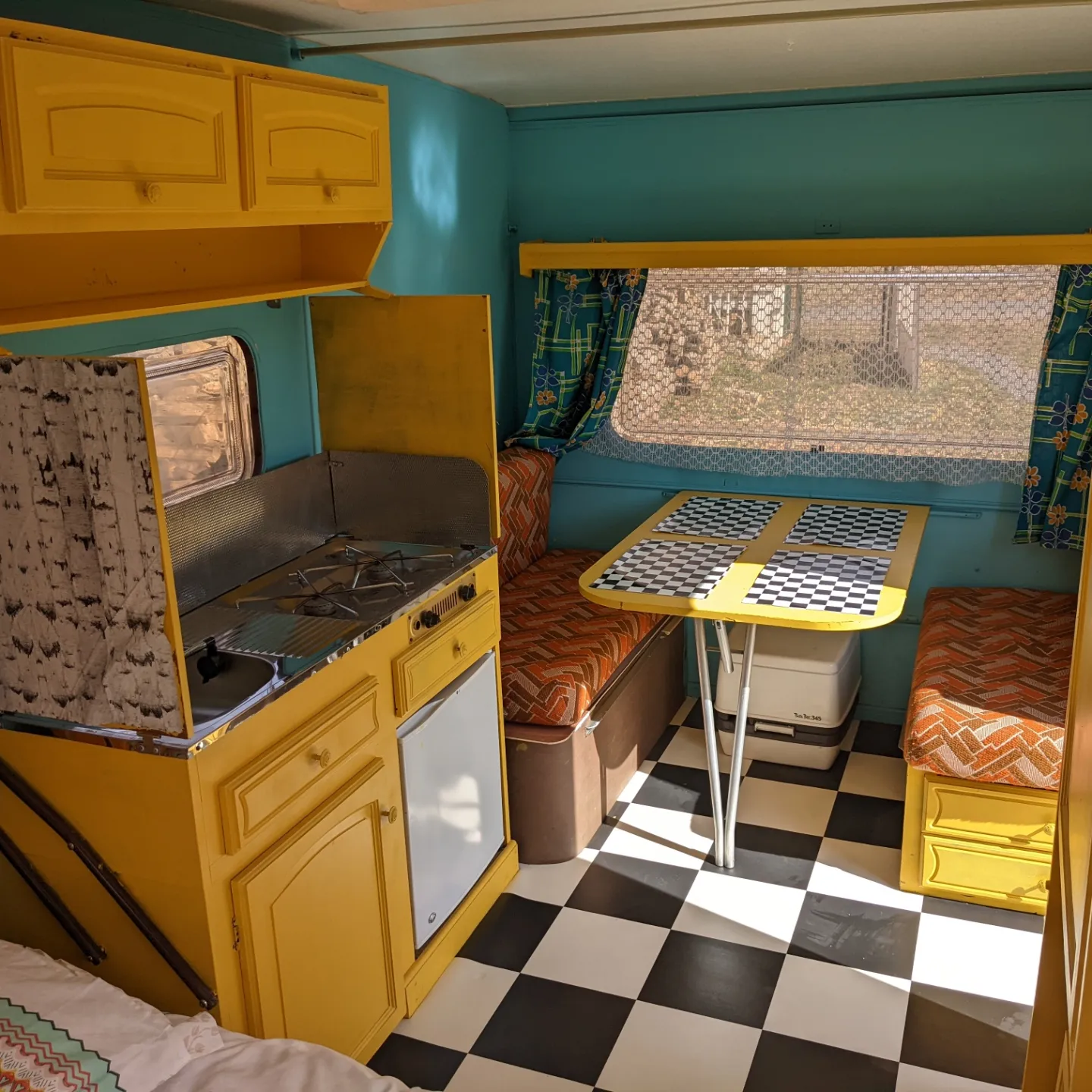 Intérieur Caravane Vintage Hébergement insolite en Haute-Loire