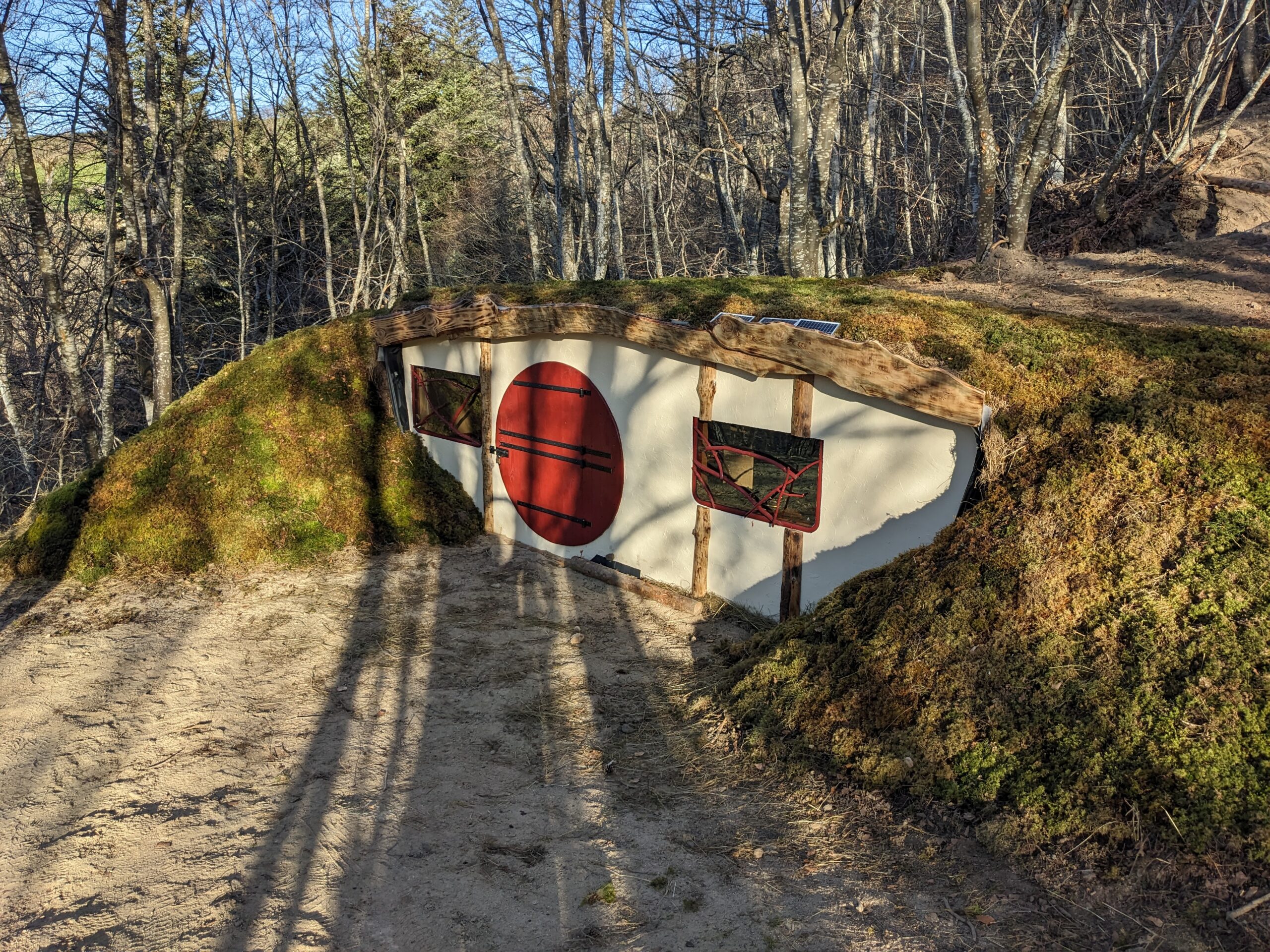 La Maison de Hobbit au milieu de la forêt 